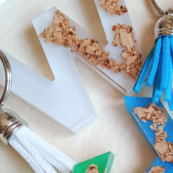 Schlüsselanhänger A-Z in weiß/Kork