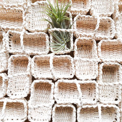 Körbchen aus Maisblättern in natur beige