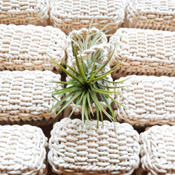 Körbchen aus Maisblättern in natur beige