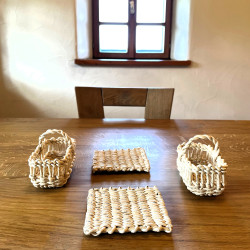 Körbchen aus Maisblättern in natur beige