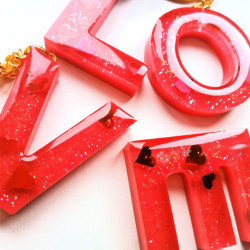 Schlüsselanhänger A-Z in rot "Glitzer & Herzen"
