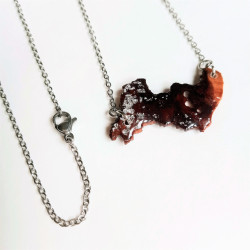versilberte Kette mit Anhänger und Blattmetall, silber